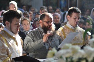 о.Владимир с сыновьями поют "Воскресни, Боже, суди земли" у плащаницы в Великую Субботу 2015 года